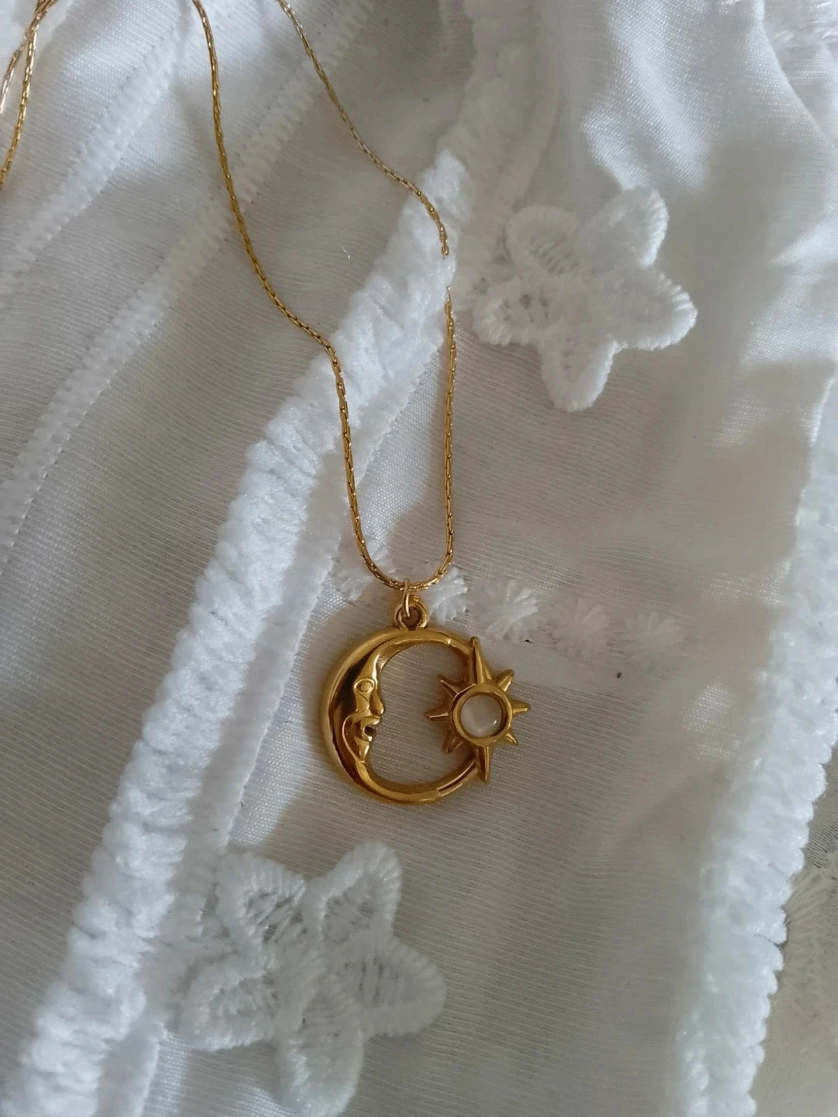 Collier lune soleil doré pierre naturelle blanche – photo 2